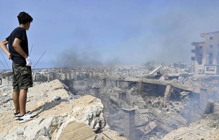 Daños causados por los bombardeos israelíes en el sureste de Beirut, este sábado. EFE/EPA/WAEL HAMZEH