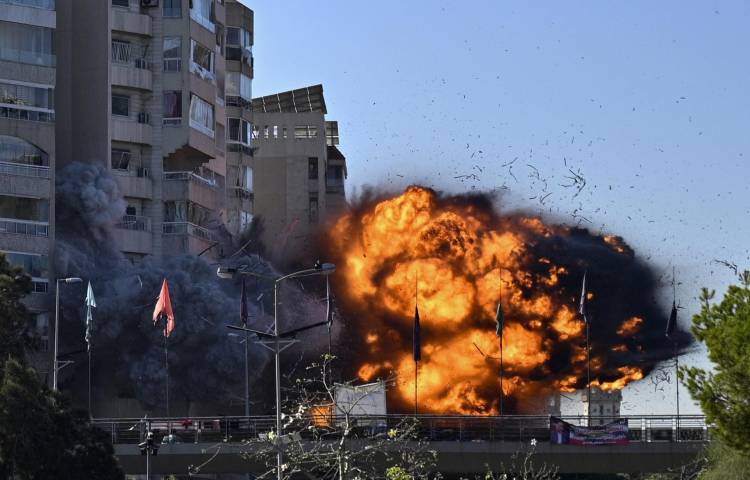 El Ejército israelí bombardeó este viernes el sur de Beirut, un bastión del grupo chií libanés Hizbulá conocido como el Dahye, después de ordenar a los residentes evacuar la zona y entre una oleada de ataques en el Líbano que han dejado al menos 43 muertos en las últimas horas.