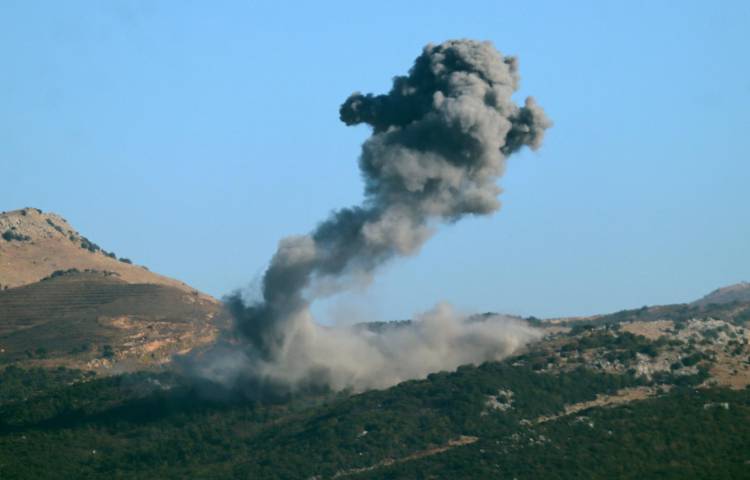 El humo se eleva tras los ataques aéreos israelíes en las alturas de Rayhan, a lo largo de la frontera entre Líbano e Israel, en el sur del Líbano, el 21 de octubre de 2024. Según el Ministerio de Salud libanés, más de 2.460 personas han muerto y más de 11.500 han resultado heridas en el Líbano desde el inicio de las recientes escaladas de hostilidades. (Líbano) EFE/EPA/STR