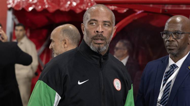 Eric Chelle, seleccionador de Nigeria, observa el partido previo a la final de la repesca de clasificación de la CAF para la Copa Mundial de la FIFA 26 entre Nigeria y la República Democrática del Congo, disputado en Rabat, Marruecos, el 16 de noviembre de 2025.