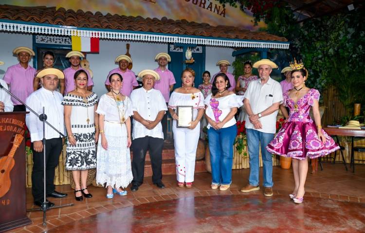 Educadora de Panamá Oeste, Carmen de la Cruz, recibe la Condecoración Manuel F. Zárate