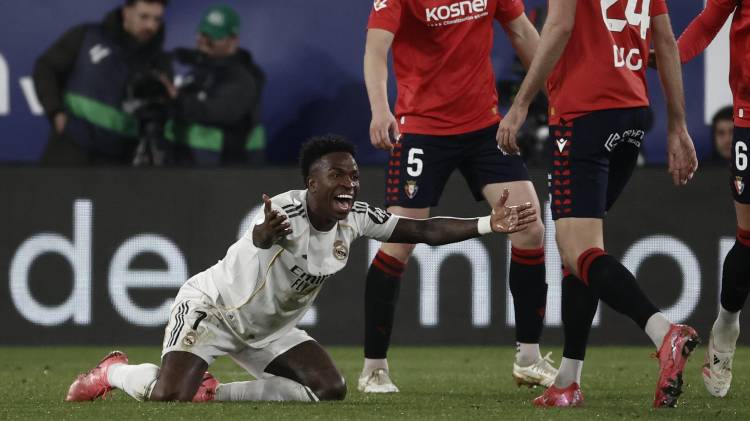El delanter Vinicius Jr. (i) se queja durante el partido.