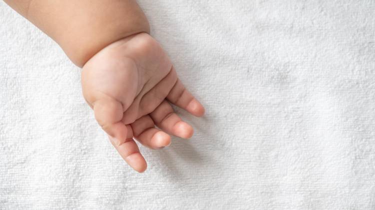 El infante fue trasladado por su madre hacia un centro hospitalario, pero al llegar ya no presentaba signos vitales.