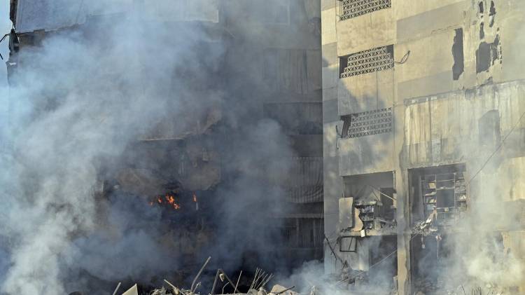 El humo se eleva desde unos edificios dañados tras un ataque aéreo israelí en Al Mreijeh, en los suburbios del sur de Beirut, Líbano, el 4 de octubre de 2024. EFE/EPA/WAEL HAMZEH