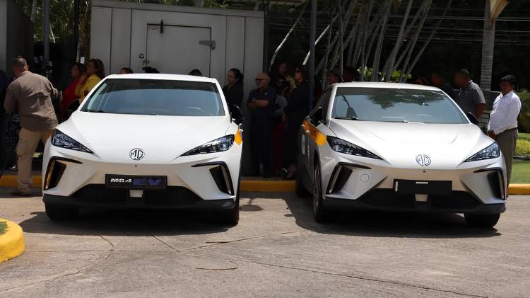El rector Eduardo Flores Castro entregó los primeros autos eléctricos como parte del plan de movilidad sostenible de la Universidad de Panamá.