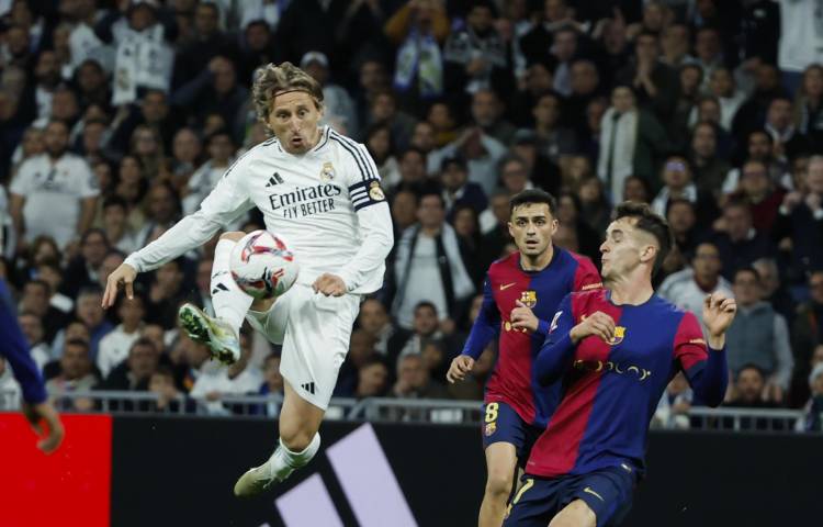 - El centrocampista del Real Madrid Luka Modric (i) controla un balón en el estadio Santiago Bernabéu, en Madrid. EFE/Kiko Huesca