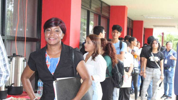 Universidad de Panamá realiza feria de empleo para conectar estudiantes con empresas