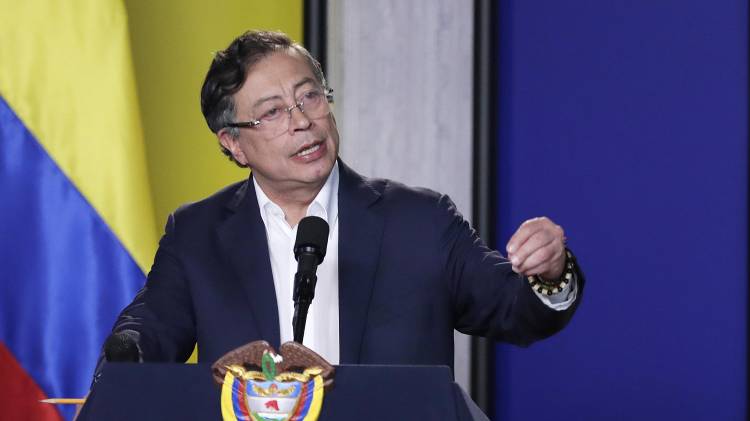 El presidente de Colombia, Gustavo Petro, habla durante una rueda de prensa a medios internacionales en Bogotá.