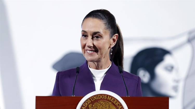 La presidenta de México, Claudia Sheinbaum, habla durante una rueda de prensa este martes, en el Palacio Nacional de Ciudad de México