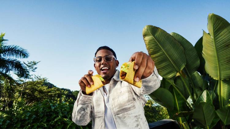 Fotografía cedida por Taco Bell que muestra al cantante Myke Towers posando.