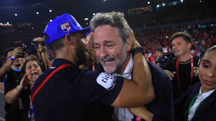 Thomas Christiansen fue muy emotivo, vivió como nunca el duelo contra El Salvador.