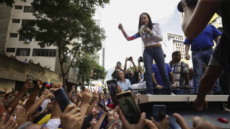 La líder antichavista María Corina Machado pronuncia un discurso este jueves, en una manifestación en Caracas (Venezuela) EFE/ Ronald Peña R.