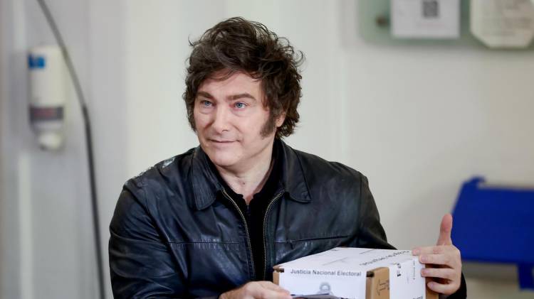 El presidente de Argentina, Javier Milei, vota este domingo, en la Universidad Tecnológica Nacional, en Buenos Aires (Argentina).