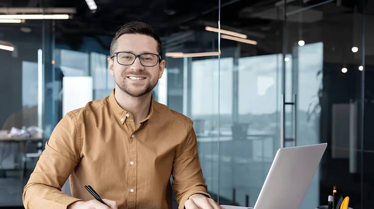 La plataforma Empleos Panamá publica semanalmente nuevas oportunidades laborales en distintas regiones del país, de forma gratuita y accesible para todos.