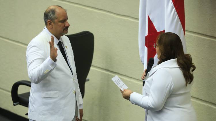 Juramento de Jorge Herrera como presidente de la Asamblea Nacional.