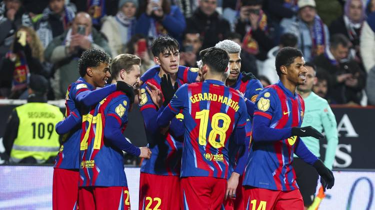 El delantero Lamine Yamal (i) celebra con sus compañeros tras marcar ante el Albacete