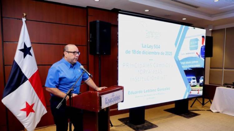 El defensor Eduardo Leblanc González explicando el alcance de la norma.