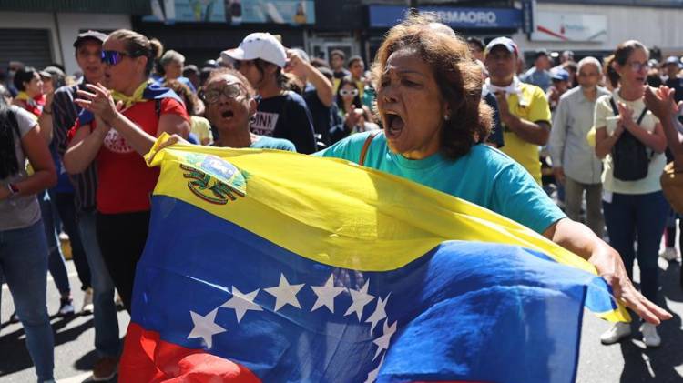 Venezolanos opositores se concentran en Caracas tras llamado de Machado por la “libertad”