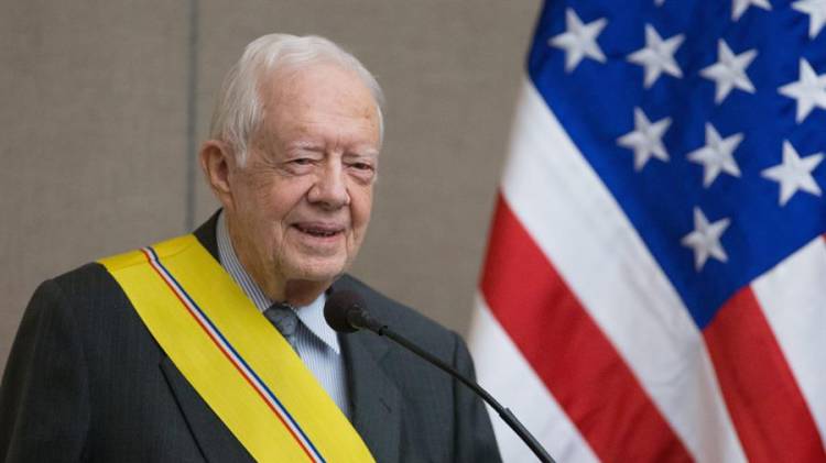 Fotografía de 2016 cuando el expresidente Jimmy Carter recibió la Orden de Manuel Amador Guerrero, de manos del presidente de Panamá, Juan Carlos Varela, en el centro Carter de Atlanta, Georgia (Estados Unidos).