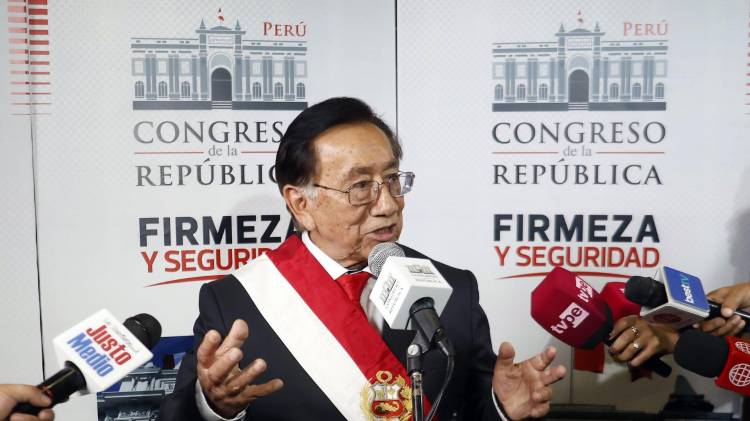 AME6775. LIMA (PERÚ), 19/02/2026.- El nuevo mandatario interino de Perú, José María Balcázar, habla en una rueda de prensa este miércoles, en Lima (Perú). La crisis política de Perú sumó a su octavo presidente en cerca de una década, y dio un nuevo y sorprendente giro con el nombramiento como mandatario interino del octogenario congresista Balcázar, del partido marxista Perú Libre, con el que Pedro Castillo ganó las elecciones presidenciales hace cinco años. EFE/ STR