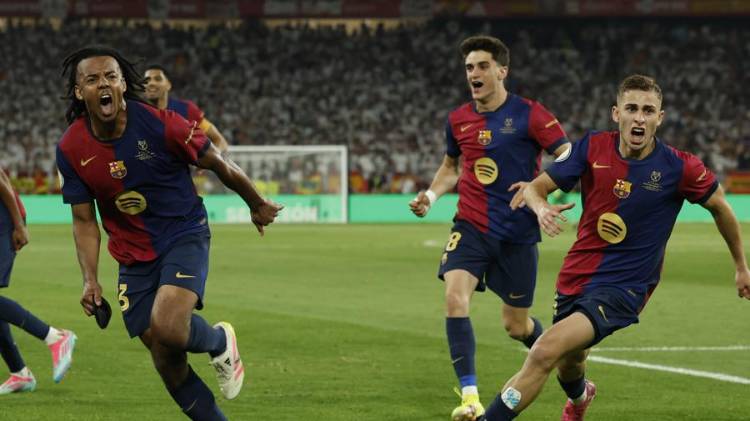 El defensa francés del Barcelona Jules Koundé (i) celebra el tercer gol de su equipo durante la final de la Copa del Rey que disputaron Real Madrid y FC Barcelona en el estadio de La Cartuja, en Sevilla. EFE/Julio Muñoz