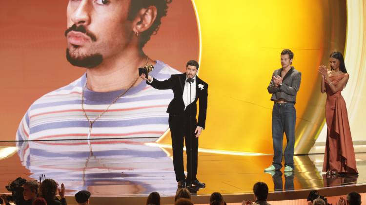 El rapero puertorriqueño Bad Bunny (C) recibe el premio al Álbum del Año en el escenario durante la 68ª ceremonia anual de los Premios Grammy en el Crypto.com Arena de Los Ángeles, California, EE.UU.