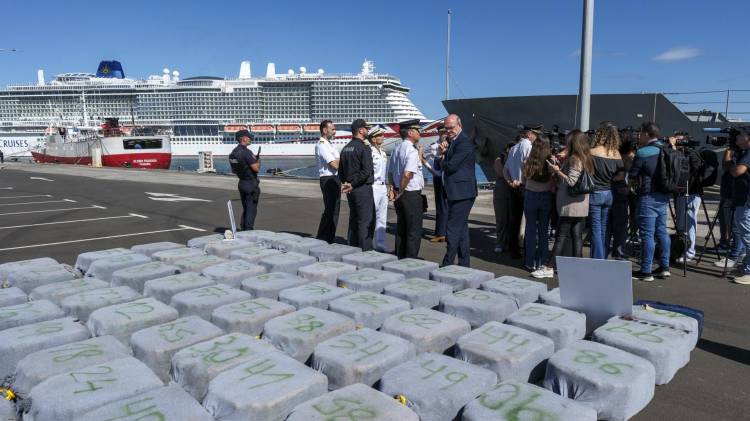 La Policía Nacional y la Armada han interceptado a 900 kilómetros al noroeste de Canarias un pesquero panameño cargado con 4.500 kilos de cocaína que, presuntamente, se iba a ser desembarca en las Rías Baixas, en Galicia. En la imagen, los fardos incautados a su llegada junto con los detenidos a la Base Naval de Las Palmas de Gran Canaria. EFE/Ángel Medina G.