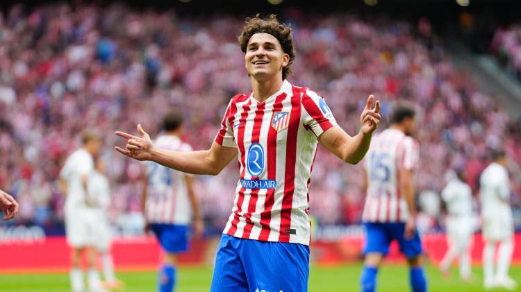 El delantero del Atlético de Madrid Julián Álvarez celebra su gol, cuarto del equipo, durante el partido de LaLiga EA Sports entre el Real Madrid y el Atlético de Madrid, que se disputó en el estadio Riyadh Air Metropolitano este sábado.