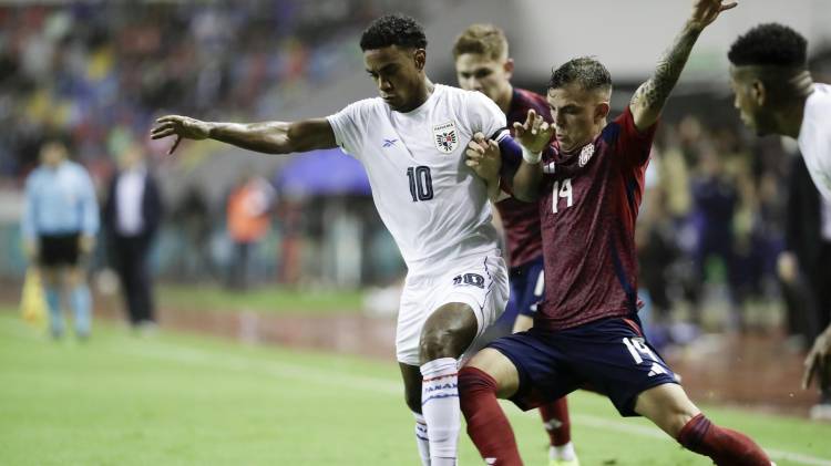 Kenneth Vargas (d) de Costa Rica disputa un balón con Édgar Bárcenas de Panamá este jueves, en un partido de la Copa Centroamericana. EFE/ Jeffrey Arguedas