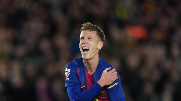 El centrocampista del FC Barcelona, Dani Olmo, se duele tras conseguir el primer gol del equipo blaugrana durante el partido de la jornada 19 de LaLiga que FC Barcelona y Atlético de Madrid disputaro este martes en el estadio Spotify Camp Nou de Barcelona.