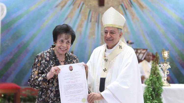 Luz María Noli y monseñor José Domingo Ulloa.