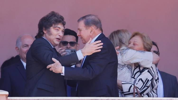 El presidente de Argentina, Javier Milei (i), saluda al líder opositor venezolano Edmundo González Urrutia este sábado, desde un balcón de la Casa Rosada en Buenos Aires (Argentina). EFE/ Juan Ignacio Roncoroni