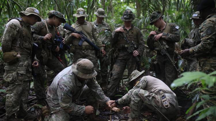 Integrantes de las tropas de Estados Unidos y Panamá participan en un entrenamiento este viernes, en inmediaciones a la Base Aeronaval Almirante Cristóbal Colón, en Sherman (Panamá).