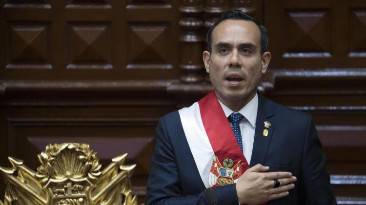El presidente interino de Perú, José Jerí Oré, tras jurar su cargo ante el Pleno del Congreso en Lima. Jerí prometió en su primer discurso en el cargo empezar a construir las bases de la reconciliación del país, que atraviesa una crisis constante que parece no tener fin, tras haber destituido a la presidenta Dina Boluarte. EFE/ John Reyes Mejía
