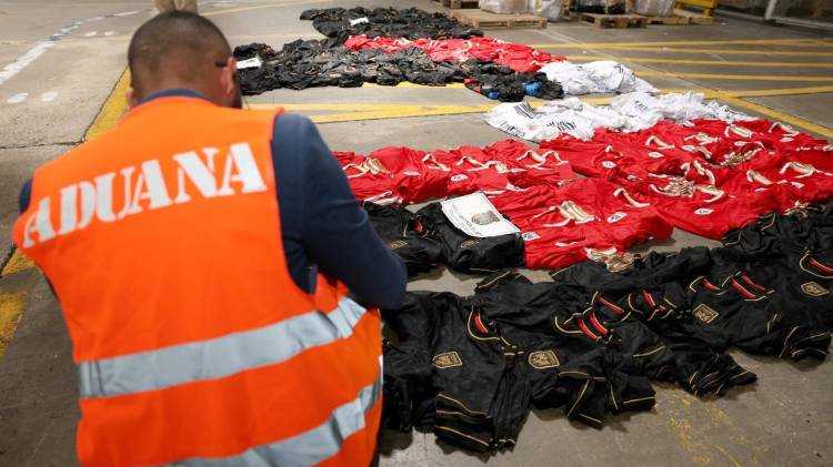 Inspectores de Aduanas retuvieron camisetas con logos de Fepafut y Reebok sin documentación válida, en dos operativos realizados entre el 5 y 7 de julio.