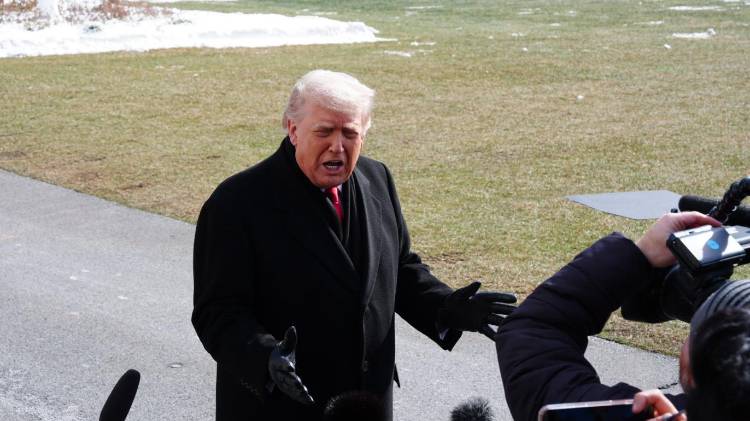 El presidente de Estados Unidos, Donald Trump, habla con la prensa en la Casa Blanca.