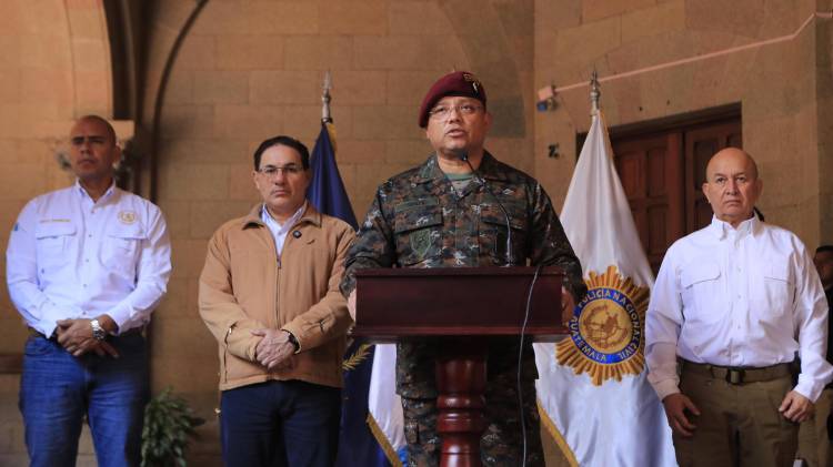 Fotografía cedida por el Ministerio de Gobernación de Guatemala que muestra al ministro de la Defensa, Henry Saenz (c) hablando junto al viceministro de gobernación, Víctor Cruz (i); el ministro del Interior, Marco Antonio Villeda (2-i); y el viceministro de Gobernación, Estuardo Solorzano (d), durante una rueda de prensa este domingo, en Ciudad de Guatemala (Guatemala).EFE/ Ministerio de Gobernación