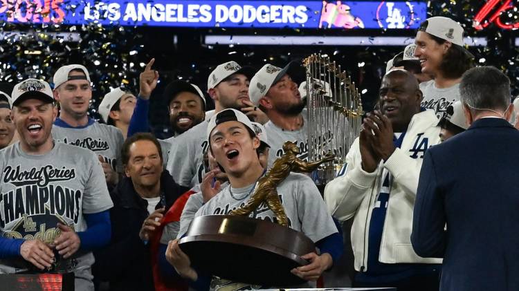 El lanzador japonés Yoshinobu Yamamoto (c), proclamado este sábado como el mejor jugador de la Serie Mundial, celebra en Toronto la conquista de su equipo por segundo año consecutivo.