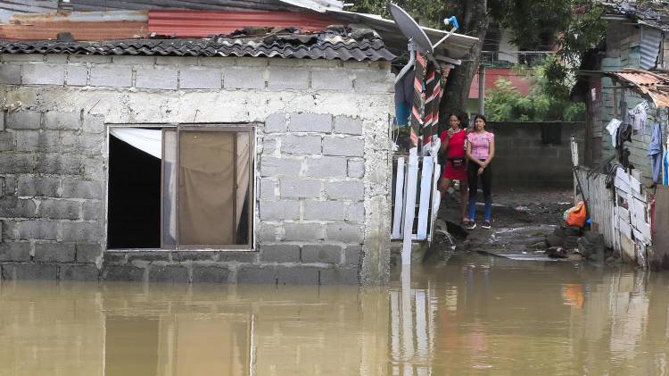 Fotografía que muestra este viernes una zona afectada por inundaciones en el barrio Zarabanda, en Montería (Colombia). EFE/ Carlos Ortega