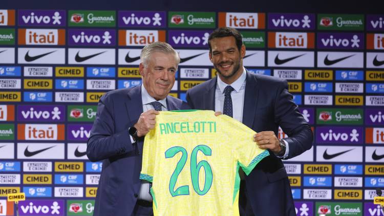 El entrenador italiano Carlo Ancelotti es presentado como nuevo seleccionador.