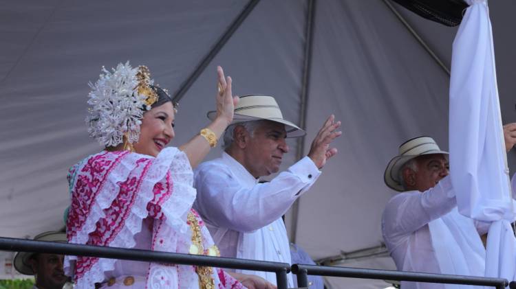 Mulino y su esposa presentes en el desfile de las Mil Polleras