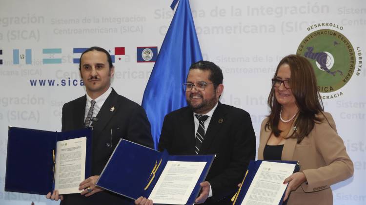 El presidente y fundador de The Embassy of Nature (TEON), VI Marqués de Lises, Luis Felipe Salvador y Campodónico, el secretario general de la Agencia de Promoción Turística de Centroamérica (CATA), Boris Iraheta (c), y la directora ejecutiva de la Secretaria de Integración Centroamericana, Ingrid Figueroa Santamaría, durante la firma en la sede del Sistema de la Integración Centroamericana (SICA), de un acuerdo de cooperación para impulsar una hoja de ruta.