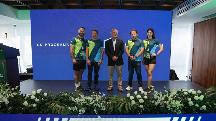 El presidente de Castillo Hermanos, Stuardo Sinibaldi (c-i), el presidente y director de la junta directiva, Eduardo Castillo Di Vito (c), y el director ejecutivo de la iniciativa 'Guatemaltecos por la Nutrición', José Silva (c-d), posan durante el lanzamiento de la carrera 'Cada Kilómetro Cuenta'.