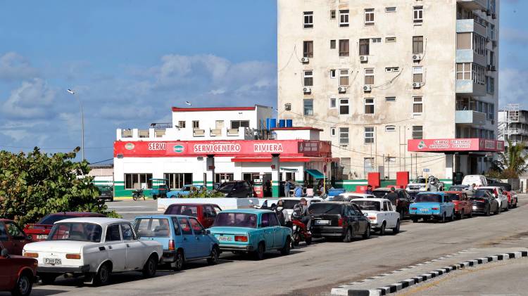 Vehículos tratando de abastecerse.