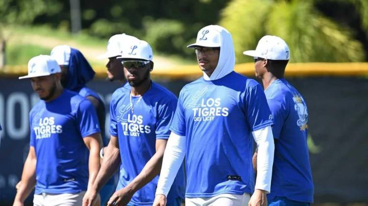 El receptor panameño Christian Bethancourt (c) vuelve a vestir la camiseta del Licey tras más de una década, con la misión de liderar desde detrás del plato.