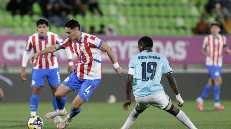 Alexandro Maidana (i) de Paraguay disputa el balón con Rafael Mosquera de Panamá este sábado, durante un partido del grupo B de la Copa Mundial Sub-20 en el estadio Elías Figueroa Brander.