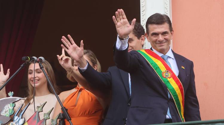 El presidente de Bolivia, saluda a simpatizantes desde un balcón del viejo Palacio de Gobierno en La Paz.