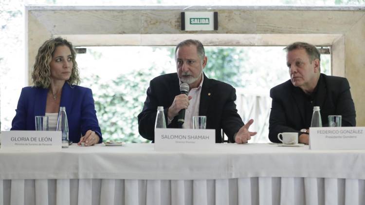 El director de Promtur, Salomón Shaman (c), habla junto a la administradora general de la Autoridad de Turismo de Panamá (i), Gloria María de León, y el presidente de Gondens, Federico Gonzalez, este lunes en Bogotá (Colombia).