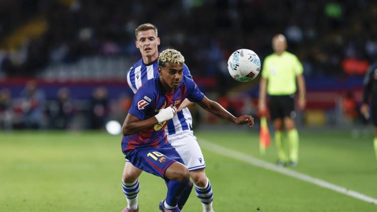 El delantero del Barcelona, Lamine Yamal, se lleva el balón ante el defensa de la Real Sociedad, Sergio Gómez.