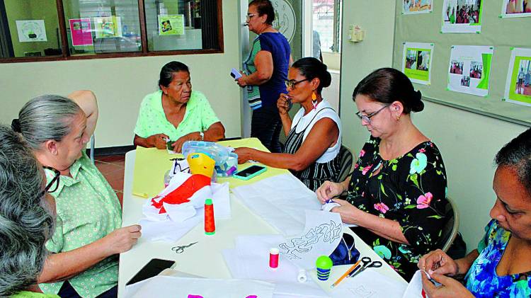 Además del curso de bordado, el centro ofrece una variada talleres.